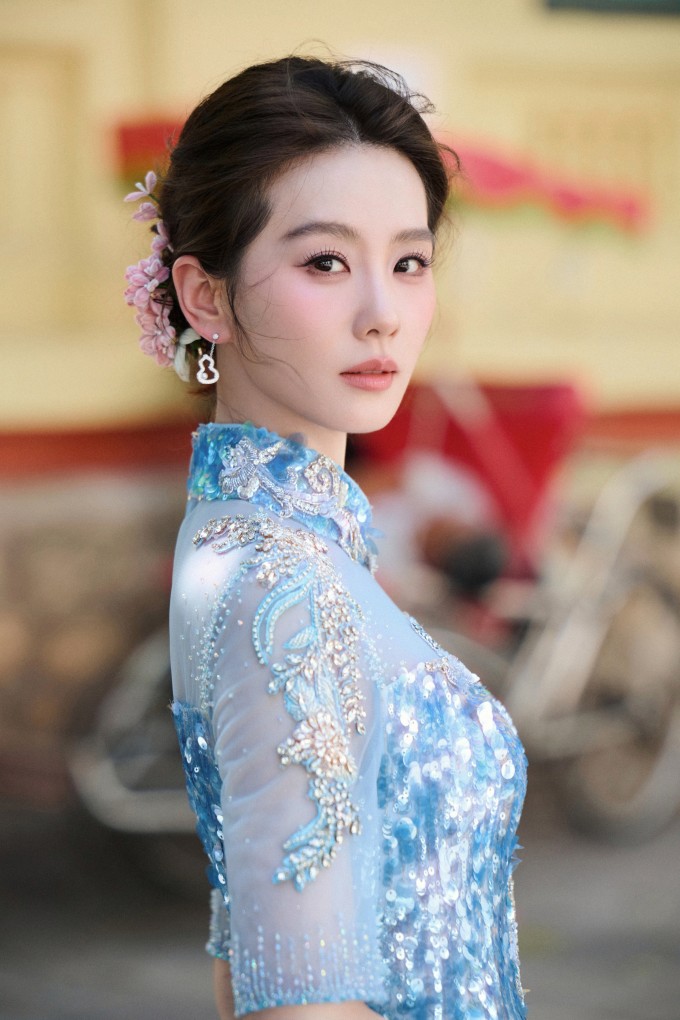 Lưu Thi Thi, 39 tuổi, tạo dáng trên phố Hà Nội. Ảnh: Weibo