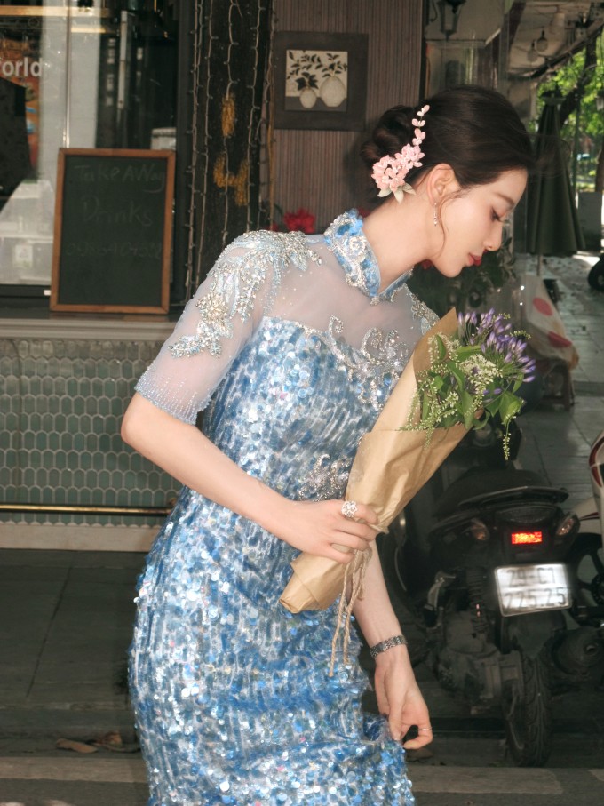 Lưu Thi Thi tạo dáng trên phố. Ảnh: Weibo