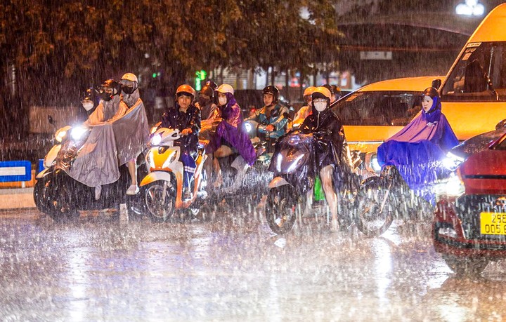 Miền Bắc sắp hứng mưa rào và dông sau những ngày nắng nóng đặc biệt gay gắt. (Ảnh minh hoạ: Viên Minh)