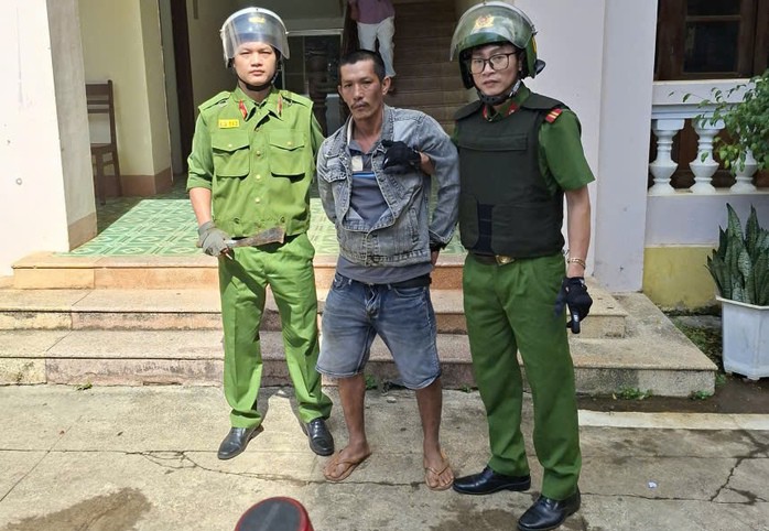 Lực lượng Cảnh sát 113 đã nhanh chóng có mặt tại hiện trường, không chế người phụ huynh gây náo loạn trường học của con