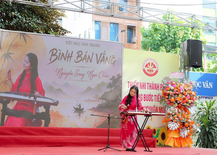 Em Nguyễn Song Ngọc Châu, hiện là học sinh lớp 10 chuyên Sử- Trường THPT Trần ĐạiNghĩa. Từ những năm tháng tiểu học tại Trường Tiểu học Nguyễn Bỉnh Khiêm, niềm đam mê đàn tranh của Ngọc Châu đã được nuôi dưỡng từ Câu lạc bộ Đàn tranh của trường từ năm lớp 1.