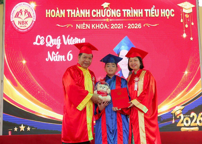 Cô Đỗ Ngọc Chi (bên phải), hiệu trưởng nhà trường đã có bài phát biểu xúc động dành cho những em học sinh lớp 5, sau hôm nay là tạm biệt mái trường tiểu học