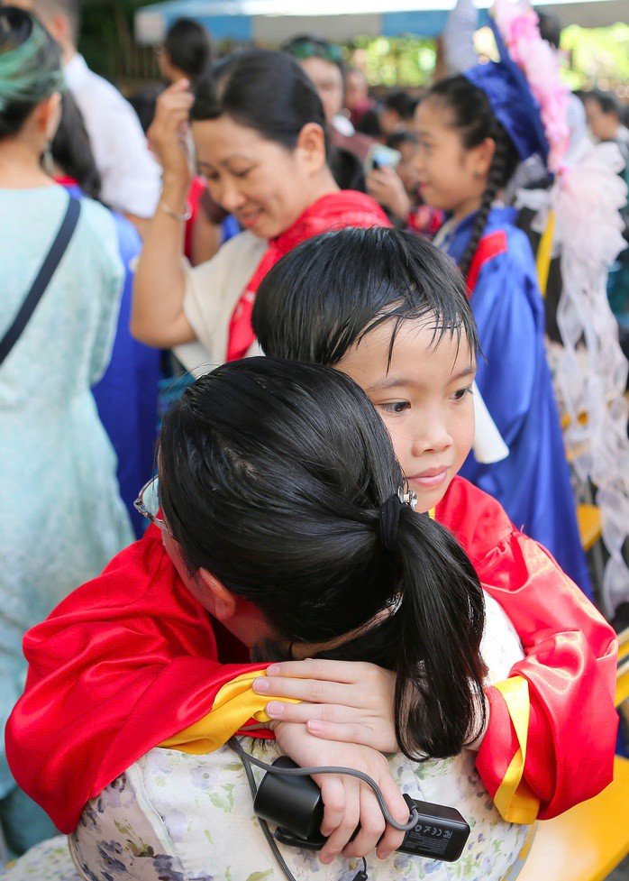 Hiệu trưởng Trường Tiểu học Nguyễn Bỉnh Khiêm cũng gửi lời tri ân sâu sắc nhất đến cha mẹ học sinh, những "người thầy đầu tiên", biến mỗi ngôi nhà thành một lớp học nhỏ, kiên nhẫn đồng hành cùng con trẻ và nhà trường vượt qua giai đoạn lịch sử.