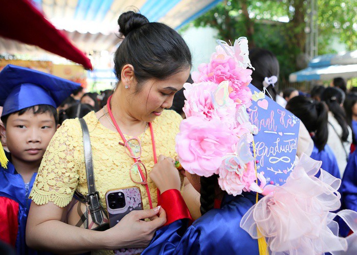 Chỉ còn ít ngày nữa, các em phải rời xa mái trường thân yêu này,xa thầy, xa bạn, xa quãng đời tiểu học nhiều kỷ niệm đểbước vào một hành trình mới của cuộc đời. Như một quy luật của cuộc sống, hợp rồi tan... nhưng những kỉ niệm vềmột thời học trò thì không khi nào phai nhạt.