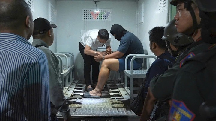 Lực lượng chức năng áp giải Vaa Vaa về trụ sở Công an TP.HCM. (Ảnh: CACC)