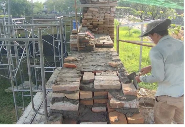 Xây thân tường bằng gạch vồ mới có kích thước 29x14x6 cm và gạch tái sử dụng.