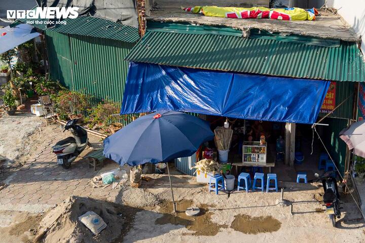 UBND TP Hà Nội đã ban hành nhiều quy định siết chặt nhằm xử lý dứt điểm tình trạng nhà “siêu mỏng, siêu méo” phát sinh sau giải phóng mặt bằng. Theo Quyết định 61 có hiệu lực từ ngày 7/10/2024, thành phố sẽ kiên quyết thu hồi để hợp thửa đối với các lô đất không đủ điều kiện xây dựng, đồng thời không cấp phép xây mới cho thửa đất có diện tích dưới 15 m² hoặc mặt tiền, chiều sâu nhỏ hơn 3 m. Quy định này nhằm từng bước chỉnh trang đô thị theo hướng đồng bộ, văn minh và hiện đại.