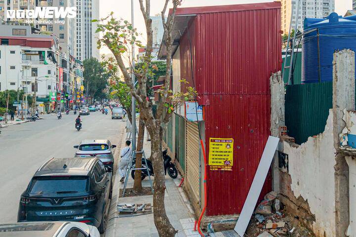 Tại phố Nguyễn Tuân, nhiều căn nhà có chiều dài hàng chục mét nhưng chiều sâu chỉ khoảng 1,5 m xuất hiện sau khi tuyến đường được mở rộng. Các công trình này hiện trong tình trạng đóng kín cửa, trong khi hạ tầng, vỉa hè phía trước đã được hoàn thiện đồng bộ.