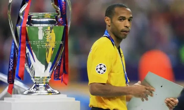 Bức ảnh này vẫn là một kỷ niệm rất buồn cho các fan Arsenal