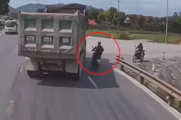 Clip: Người đàn ông thoát chết trong gang tấc sau cú va chạm với xe ben