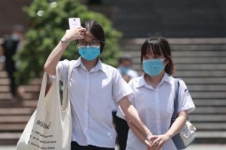 Nắng nóng "rực lửa" trên 40 độ C khiến học sinh kêu la vì trường học mất điện liên tục, có nơi cho học online