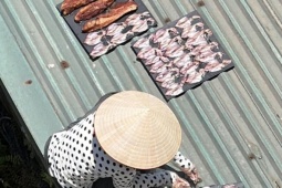 Nắng như đổ lửa ở Hà Nội, chị em tranh thủ làm món thịt một nắng thơm phức