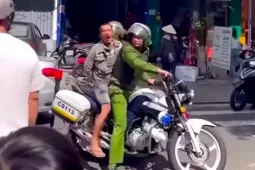 Cầm dao quắm vào trường tìm giáo viên nghi 'dìm' điểm con mình