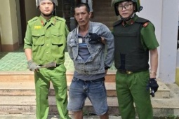 Phụ huynh mang dao xông vào trường học của con, gây náo loạn