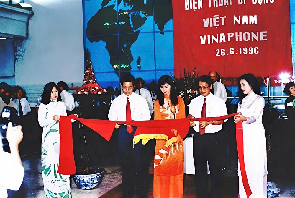 Ngày 26.6.1996 mạng di động VinaPhone chính thức ra đời.