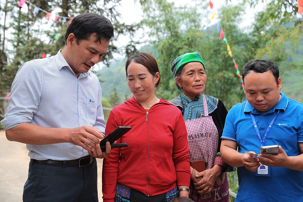 VinaPhone còn tích cực triển khai các chương trình hỗ trợ người dân vùng sâu vùng xa, người cao tuổi, người yếu thế tiếp cận dịch vụ
