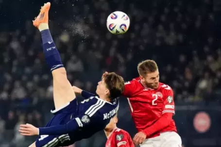 Giúp đội nhà dự World Cup, cựu sao MU được xuất hiện trên... tiền