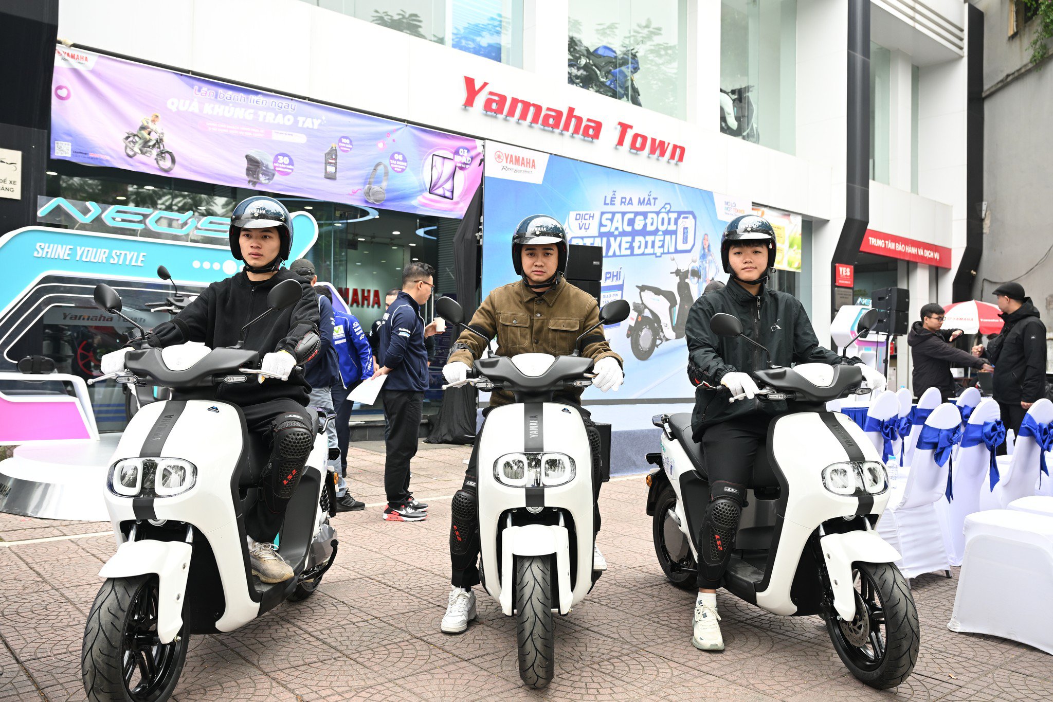 Khách hàng hào hứng lái thử xe Yamaha NEO’s