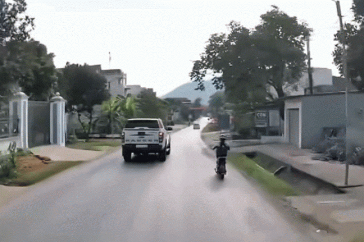 Clip: Bán tải tạt đầu ép xe máy điện đi lên vỉa hè
