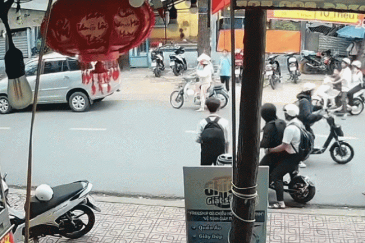 Clip: Học sinh điều khiển xe máy điện 'bốc đầu', lao vào xe tải