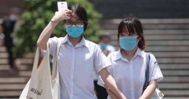 Nắng nóng "rực lửa" trên 40 độ C khiến học sinh kêu la vì trường học mất điện liên tục, có nơi cho học online