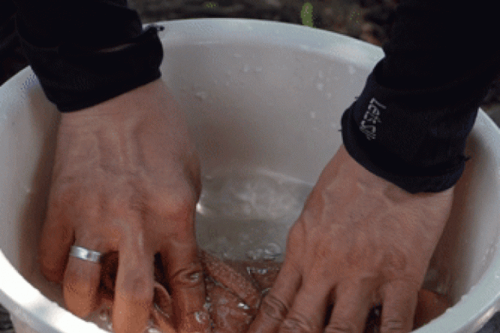 Hà Nội nắng nóng 'như thiêu như đốt', người dân tìm đủ cách hạ nhiệt