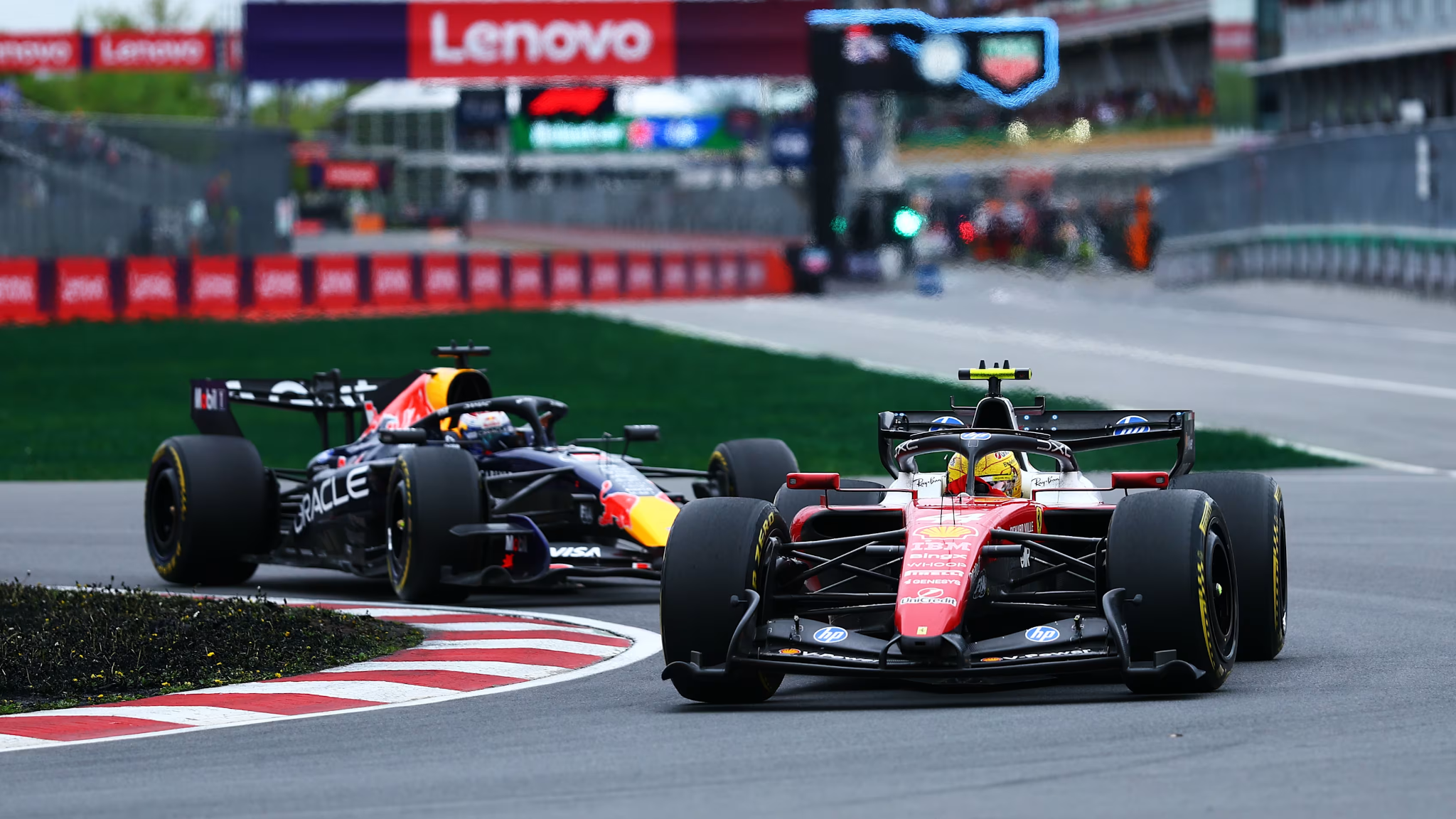 Hamilton ghi kết quả tốt nhất cùng Ferrari