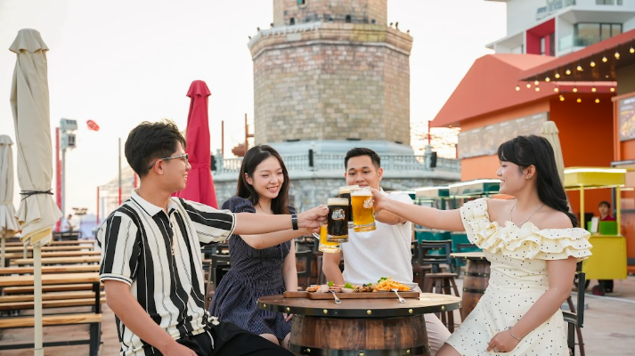 Du khách đến từ sớm để có vị trí đẹp ngắm pháo hoa