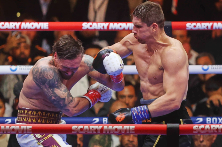 Verhoeven (bên phải) khiến "vua boxing hạng nặng" Usyk (bên trái) gặp vô vàn khó khăn suốt 10 hiệp đầu tiên