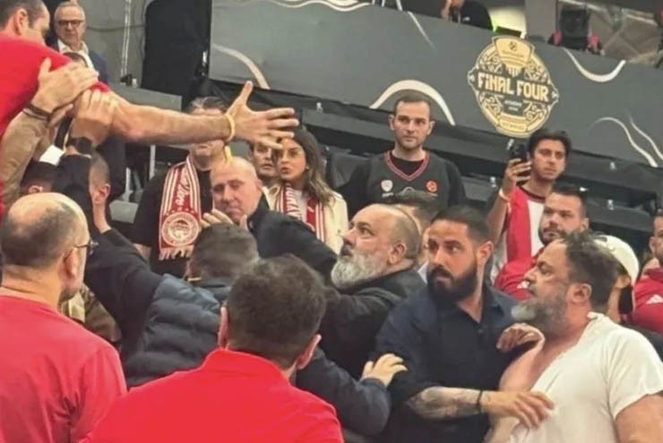 Evangelos Marinakis rách cả áo khi đụng độ&nbsp;Grigoris Dimitriadis