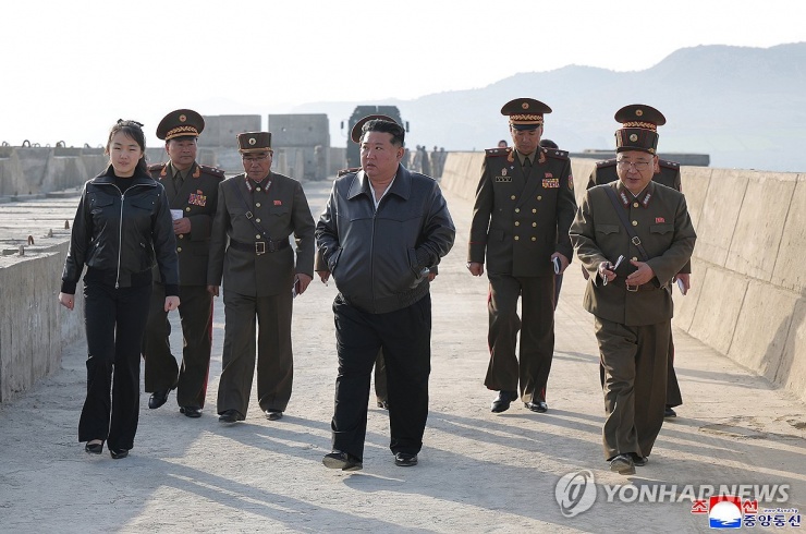 Lãnh đạo Triều Tiên Kim Jong-un (giữa) giám sát vụ thử tên lửa đạn đạo chiến thuật đất đối đất Hwasong-11 Ra hồi tháng 4. Ảnh: Yonhap