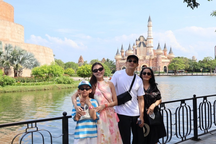 Ảnh sao 27/5: Kỳ Hân - Mạc Hồng Quân mừng con trai tốt nghiệp mầm non - 4