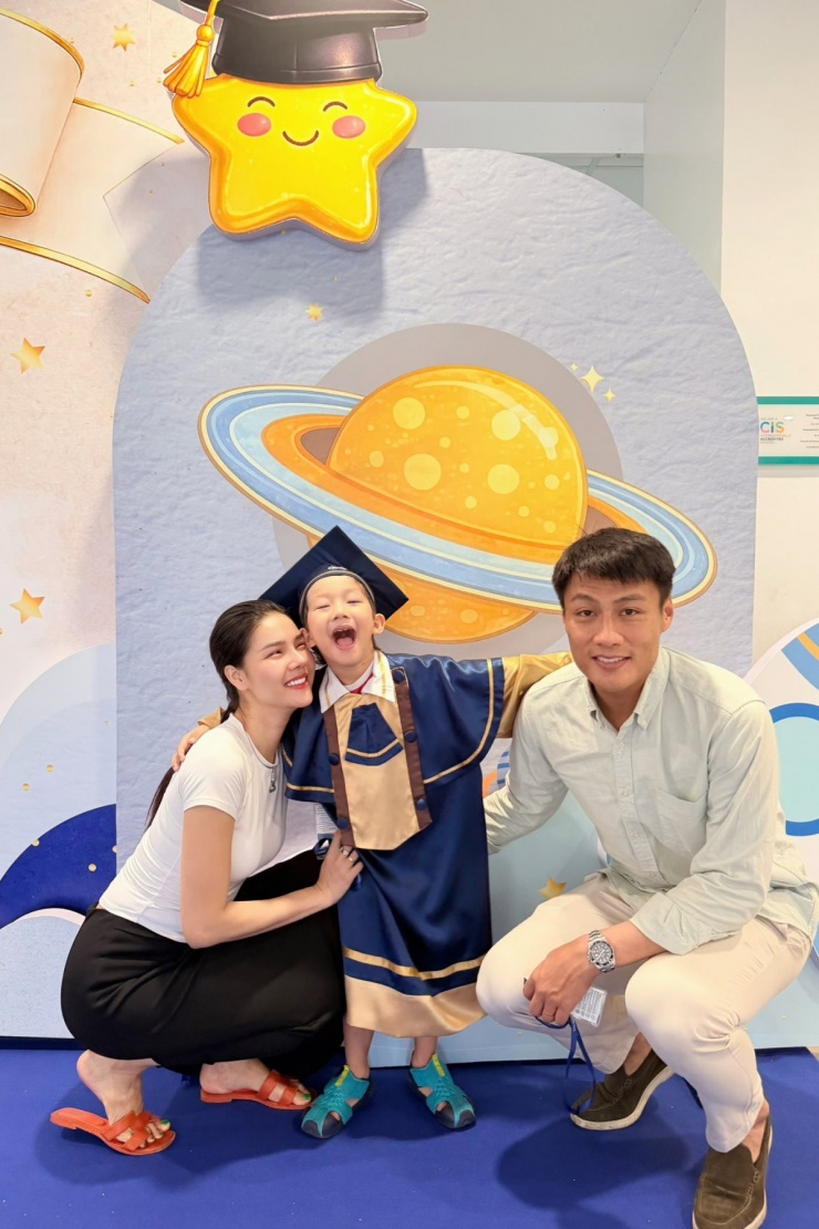 Ảnh sao 27/5: Kỳ Hân - Mạc Hồng Quân mừng con trai tốt nghiệp mầm non - 9