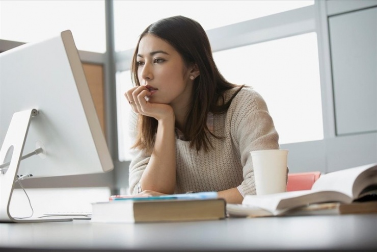 Ngồi điều hòa trong thời gian dài khiến da dễ mất nước, khô căng và bong tróc