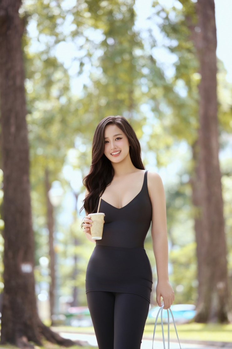 Mai Phương Thúy khoe đường cong với đồ sporty chic - 7