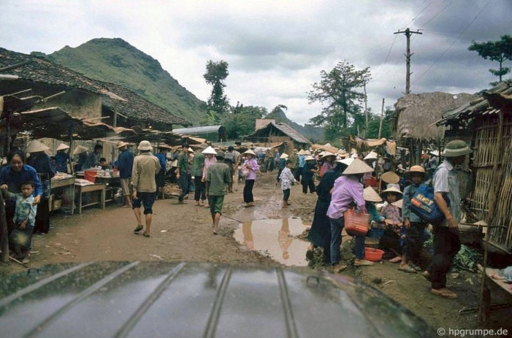 Thác Bản Giốc 'đẹp đến nghẹt thở' trong mắt khách Đức 30 năm trước - 8
