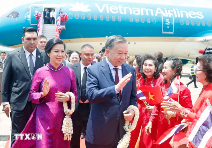 Kiều bào Việt Nam tại Udon Thani đón Tổng Bí thư, Chủ tịch nước Tô Lâm và Phu nhân tại sân bay quốc tế Udon Thani. Ảnh: TTXVN