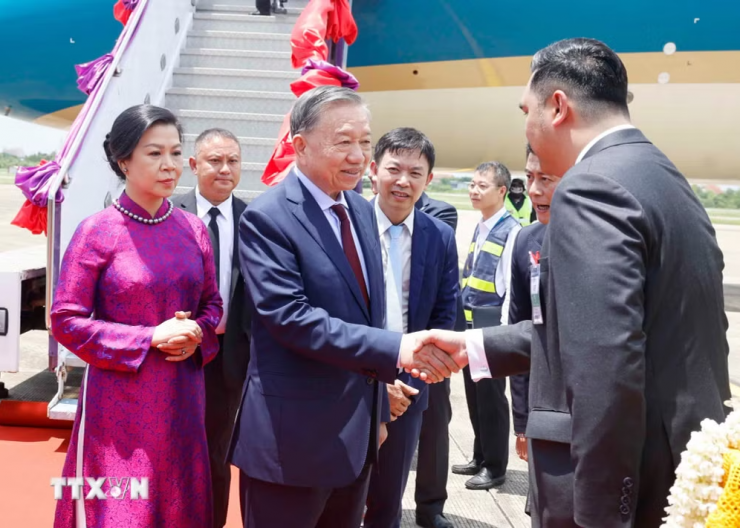 Các quan chức tỉnh Udon Thani đón Tổng Bí thư, Chủ tịch nước Tô Lâm và Phu nhân tại sân bay quốc tế Udon Thani. Ảnh: TTXVN