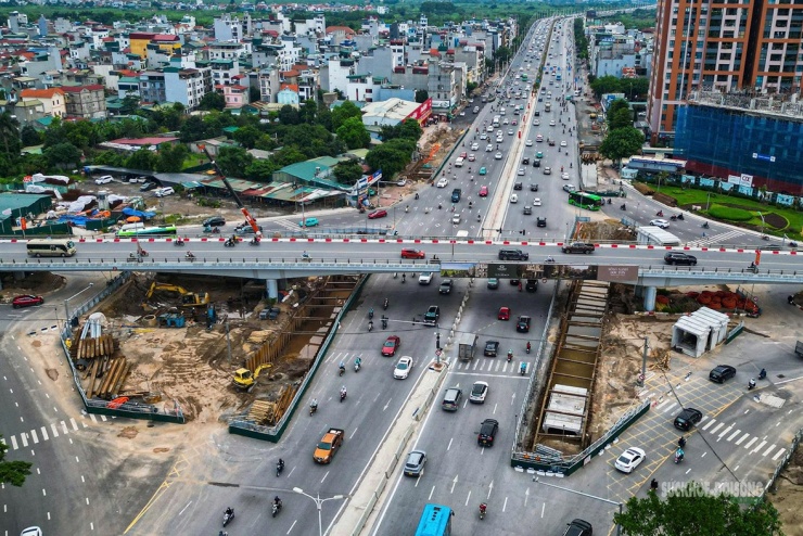 Công trình nằm trên trục giao thông lớn, nơi có mật độ phương tiện cao qua cửa ngõ phía Đông Thủ đô.