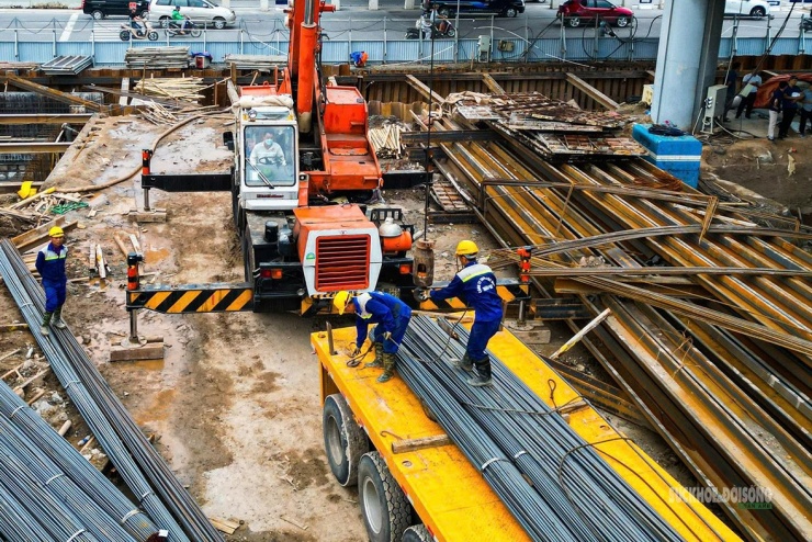 Công nhân tập kết thép, vật liệu phục vụ thi công các hạng mục kết cấu hầm.