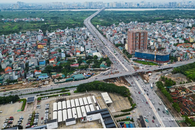 Toàn cảnh công trường hầm chui Cổ Linh nằm ngay dưới cầu vượt.