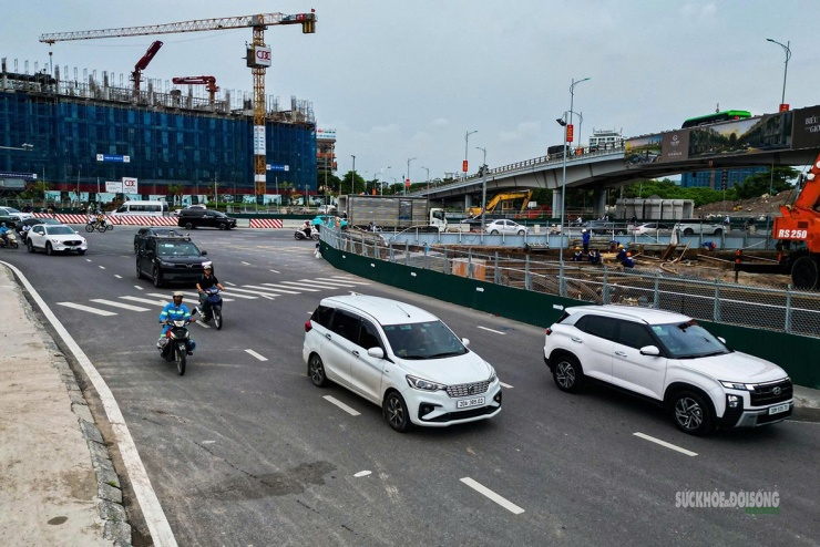 Hai bên nút giao được quây tôn, tổ chức thi công đồng thời trong khi phương tiện vẫn lưu thông liên tục.