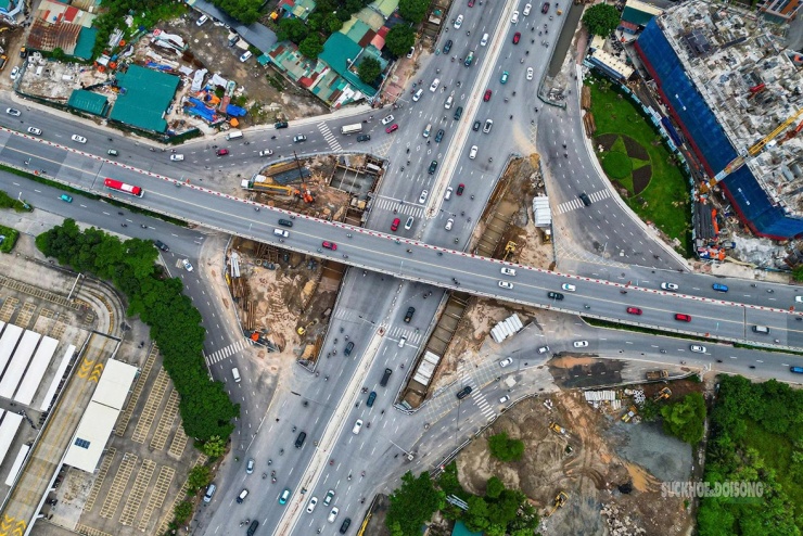 Từ trên cao, công trường hầm chui nằm giữa nhiều hướng giao thông kết nối cầu Vĩnh Tuy và đường Cổ Linh.