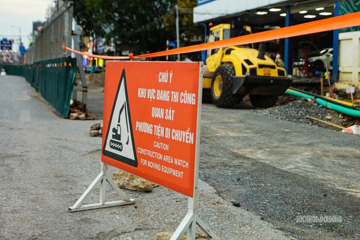 Biển cảnh báo được đặt quanh khu vực thi công để bảo đảm an toàn cho người đi đường.
