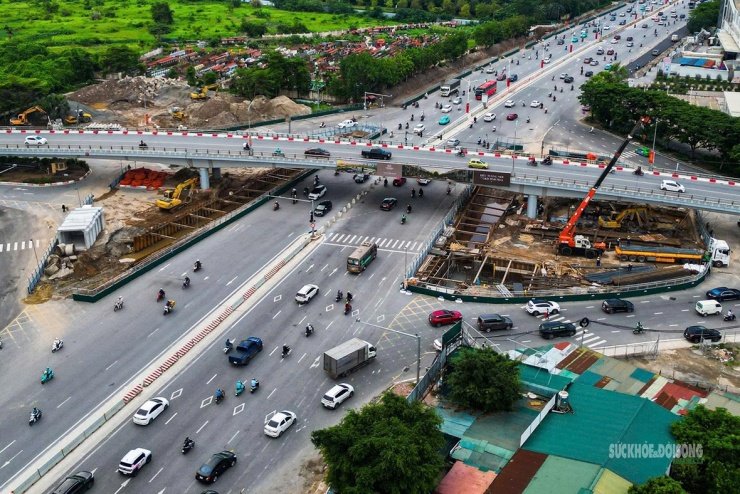 Công trường được triển khai hai bên nút giao, song song với việc duy trì giao thông qua khu vực.