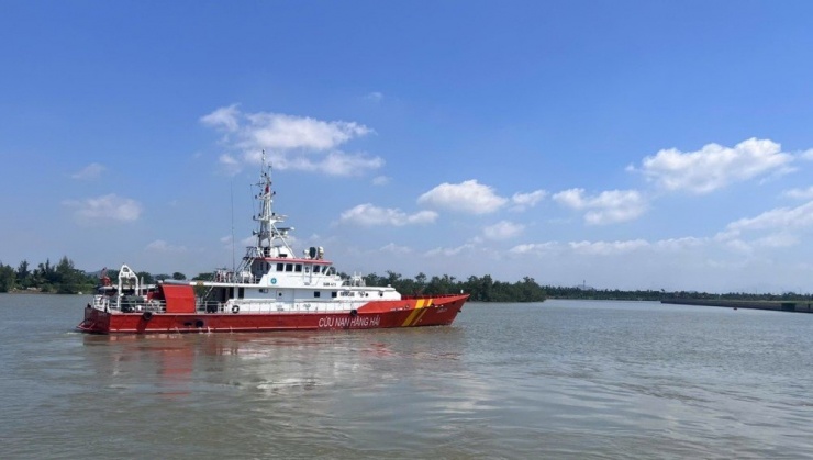 Tàu cứu nạn hàng hải di chuyển đến khu vực tàu cá bị chìm để triển khai cứu hộ, cứu nạn. 