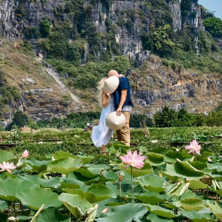 Đầm sen được bao phủ xung quanh bởi núi non điệp trùng, cánh đồng lúa và những nét kiến trúc cổ xưa, tạo nên những cảnh đẹp nên thơ cho du khách thưởng thức.