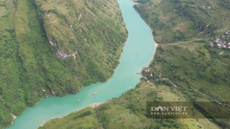 Đến Cao nguyên đá Đồng Văn, tỉnh Hà Giang – nơi địa đầu cực Bắc của Tổ quốc, du khách không khỏi choáng ngợp trước vẻ đẹp mê hoặc của dòng sông Nho Quế. Uốn lượn mềm mại qua hẻm vực Tu Sản hùng vĩ, dòng sông hiện lên như một bức tranh “sơn thủy” sống động, xanh biếc giữa đại ngàn đá xám, dịu dàng tựa mái tóc dài của thiếu nữ miền sơn cước.