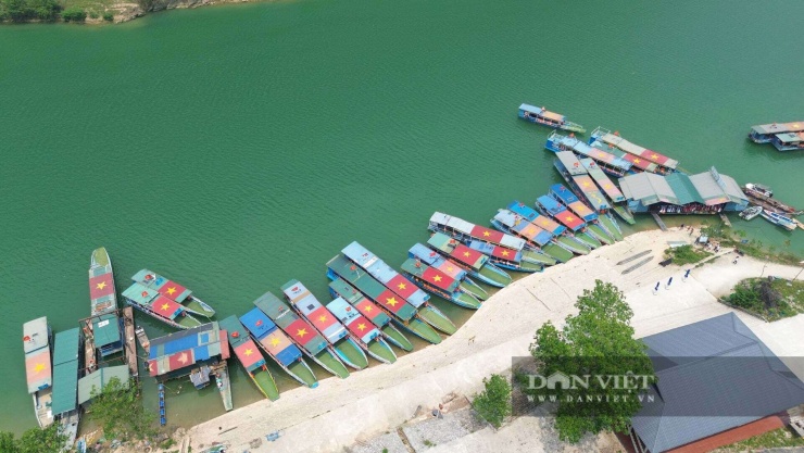 Bắt nguồn từ vùng núi Vân Nam (Trung Quốc), chảy qua các xã vùng cao phía Bắc trước khi hòa vào dòng Gâm, sông Nho Quế tạo nên một bức tranh sơn thủy tuyệt đẹp nơi núi cao hùng vĩ, tạo cho xã Mèo Vạc một cảnh quan bậc nhất vùng núi đá. Đoạn sông chảy qua Cao nguyên đá Đồng Văn được ví như “linh hồn của đá”, bởi chính dòng nước ấy đã hàng triệu năm cần mẫn bào mòn, khoét sâu, tạo nên Hẻm vực Tu Sản.