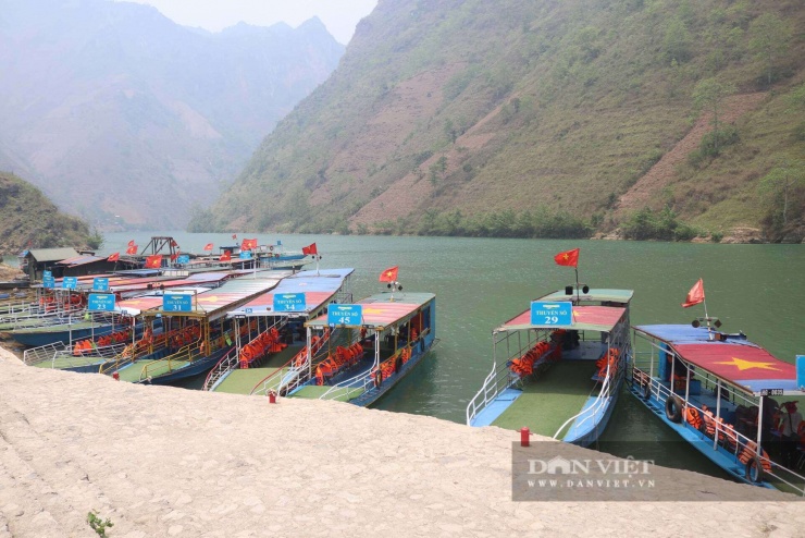 Trước đây, Nho Quế chỉ được ngắm nhìn từ trên cao, nay dịch vụ du lịch trải nghiệm trên sông đã mở ra một góc nhìn hoàn toàn khác. Tháng 4/2026, Công ty Cổ phần Thủy điện Nho Quế 1 đã thông báo điều chỉnh mức thu phí dịch vụ đi thuyền tham quan lòng hồ, áp dụng từ ngày 13/4/2026. Cụ thể, giá vé đối với du khách có chiều cao trên 1m20 là 150.000 đồng/người; du khách có chiều cao từ 1m20 trở xuống là 80.000 đồng/người. Mức giá này đã bao gồm chi phí xe trung chuyển hai chiều, bảo hiểm cho du khách và thuế giá trị gia tăng theo quy định.